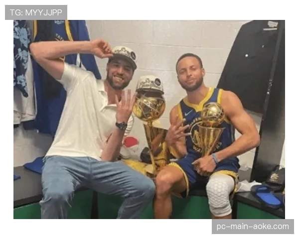 特写：斯蒂芬·库里与克莱·汤普森赛后长时间拥抱，疑似告别